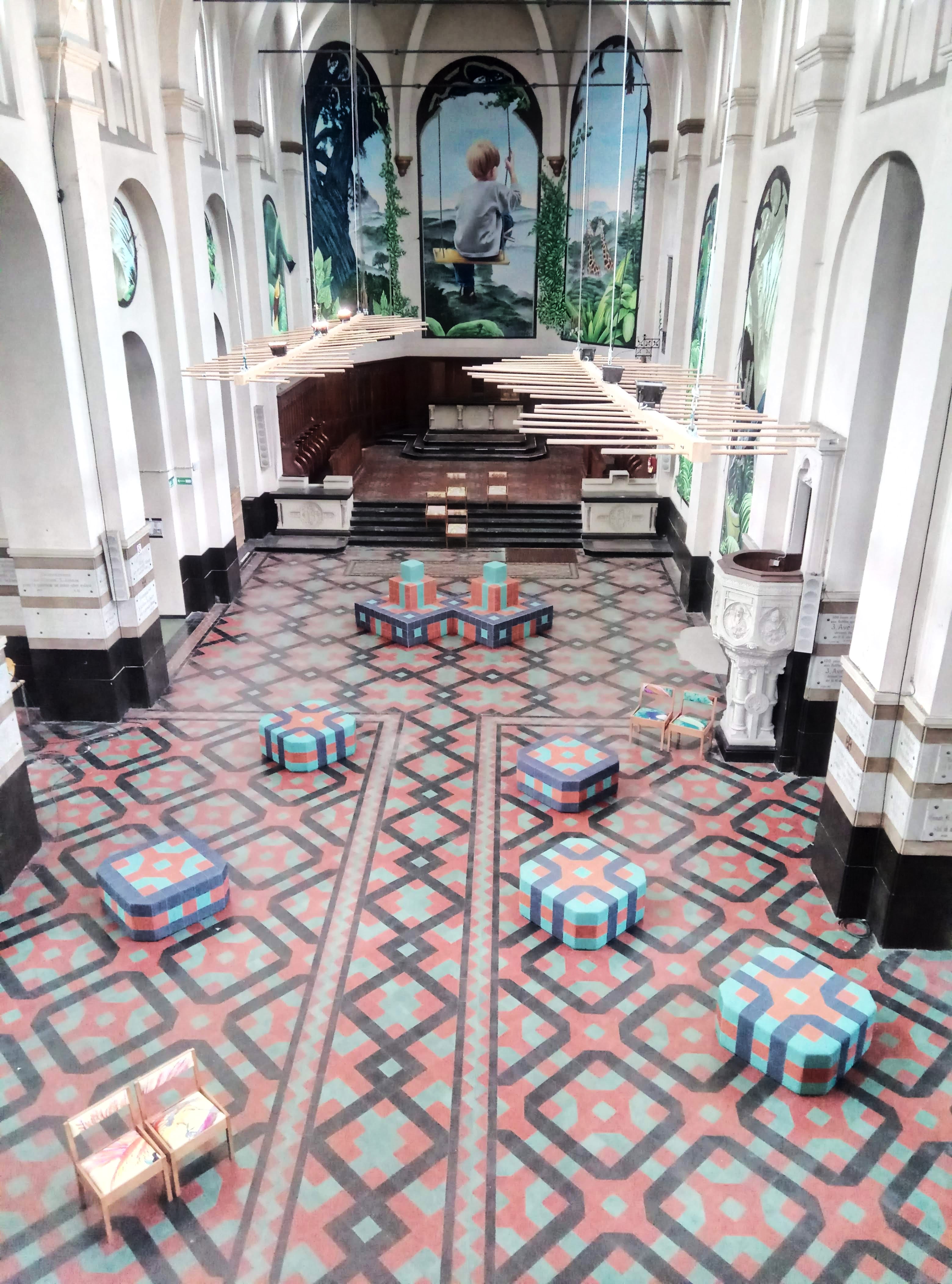 Paterkeskerk van bovenaf, poefjes met een zelfde patroon als de vloer